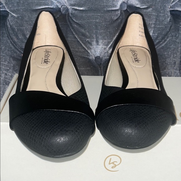 Life Stride Women's Dylan Elegant Black Dress Shoe - Picture 4 of 5